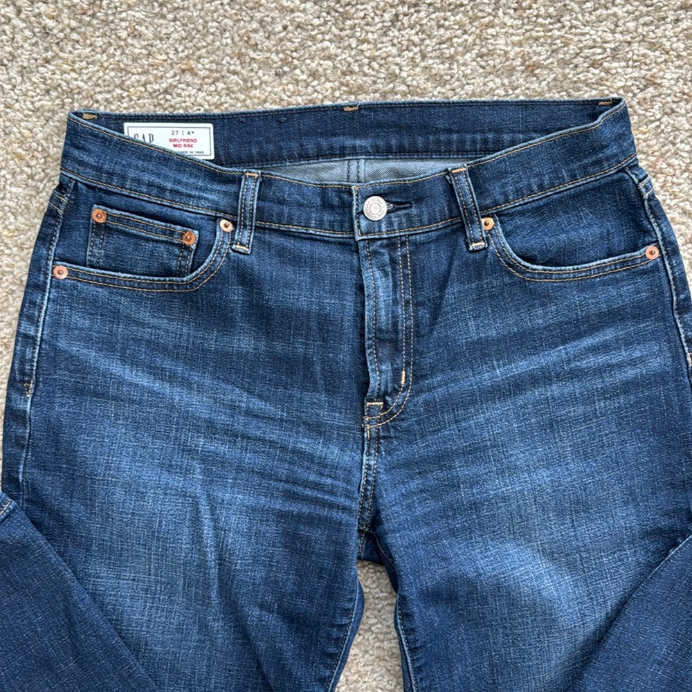 Woman’s GAP Girlfriend Fit Jeans - Picture 2 of 5